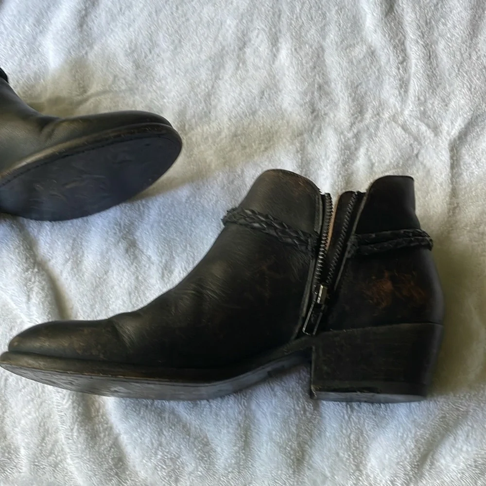 FRYE Carson Braided Bootie EUC Size 8 1/2M Black Distressed Leather